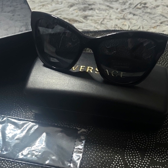 Versace Black W/ Iconic Design On Sides Women's Sunnies (NWT)(FULL INCLUSION)🖤✨ - Picture 3 of 8